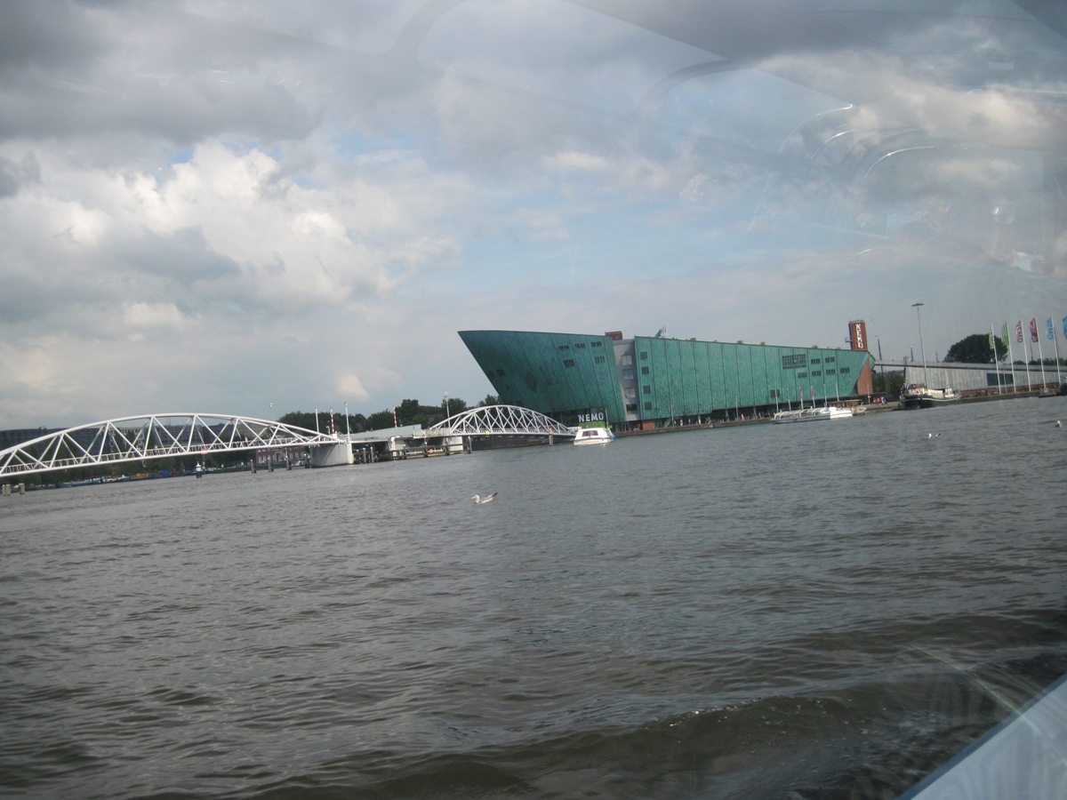 46-Amsterdam- Palazzo a forma di nave- detto NEMO- progettato dall'archietetto italiano Renzo Piano